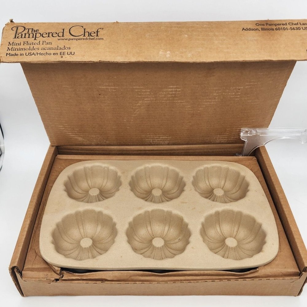 Pampered Chef Baking Stone Family Heritage Stoneware Mini Fluted Pan Muffin 1441